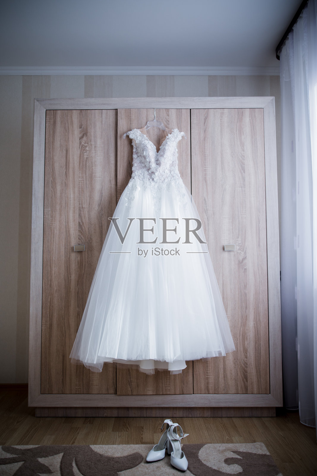 新娘的婚纱挂在衣柜里照片摄影图片