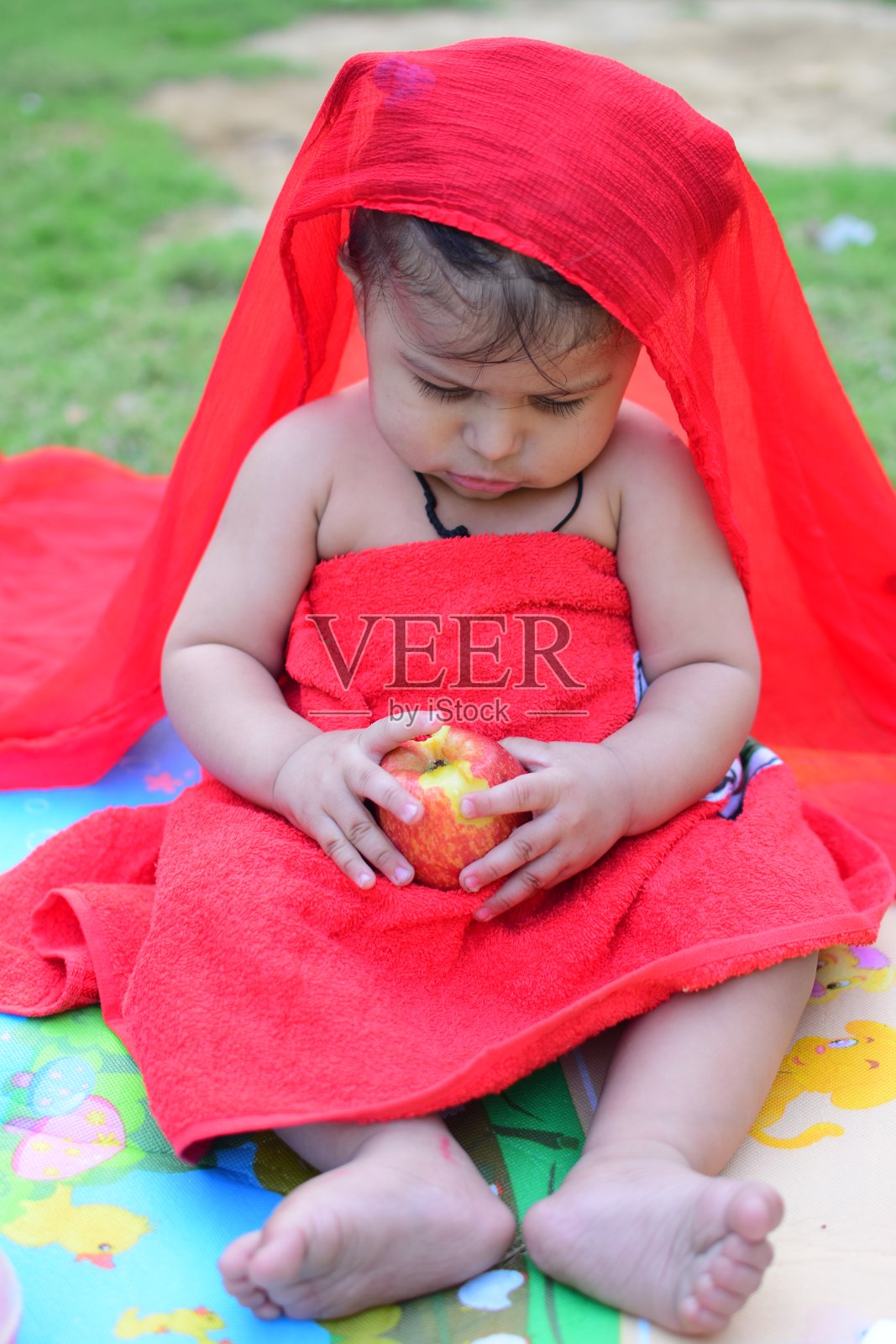 9个月小男孩在户外夏天-库存照片，可爱的男孩在公园玩，可爱的小男孩享受照片摄影图片