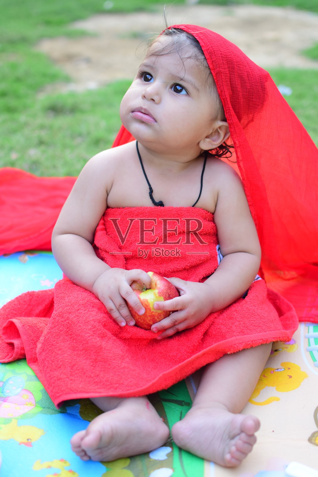 9个月小男孩在户外夏天-库存照片，可爱的男孩在公园玩，可爱的小男孩享受照片摄影图片