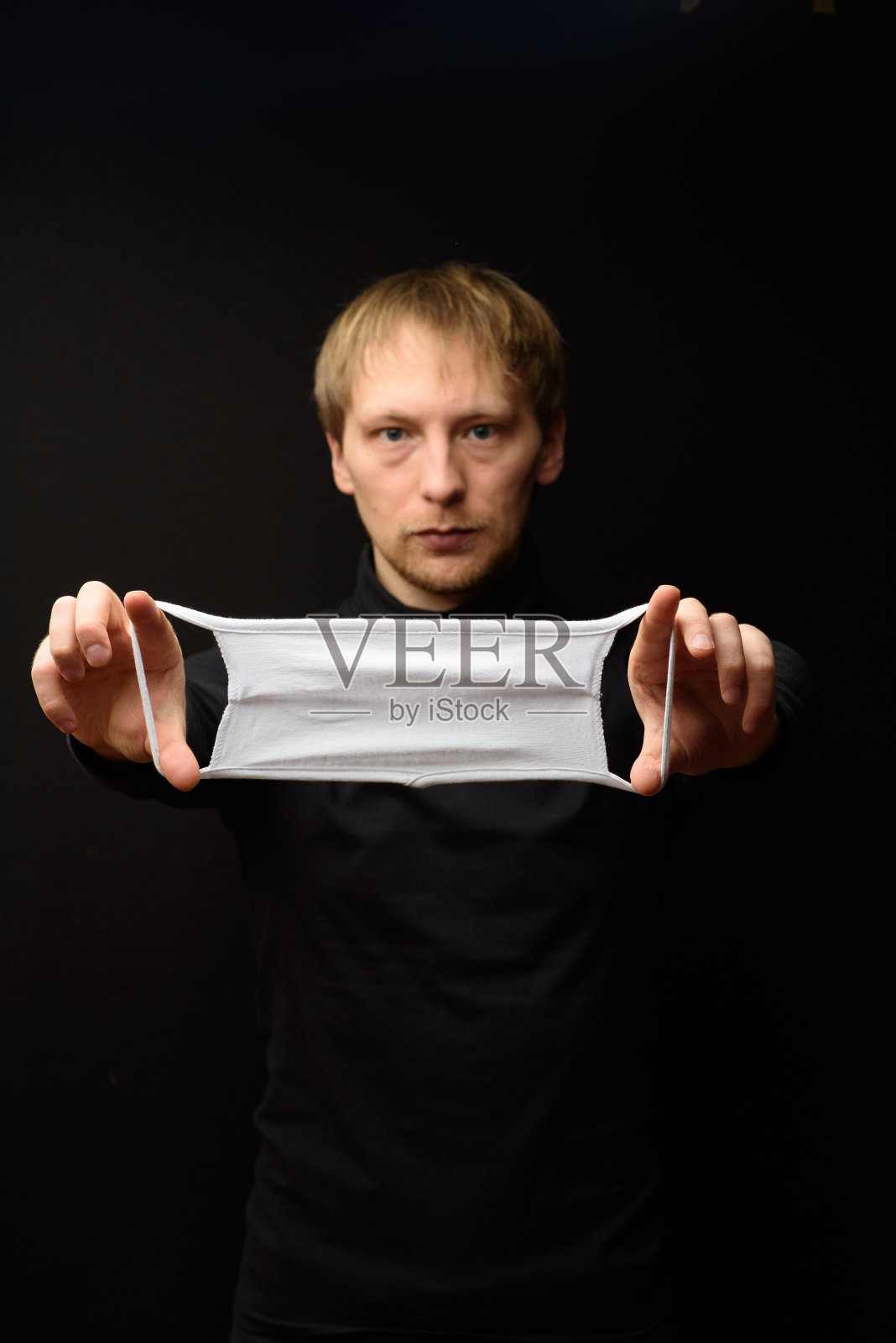 男人展示防护口罩照片摄影图片