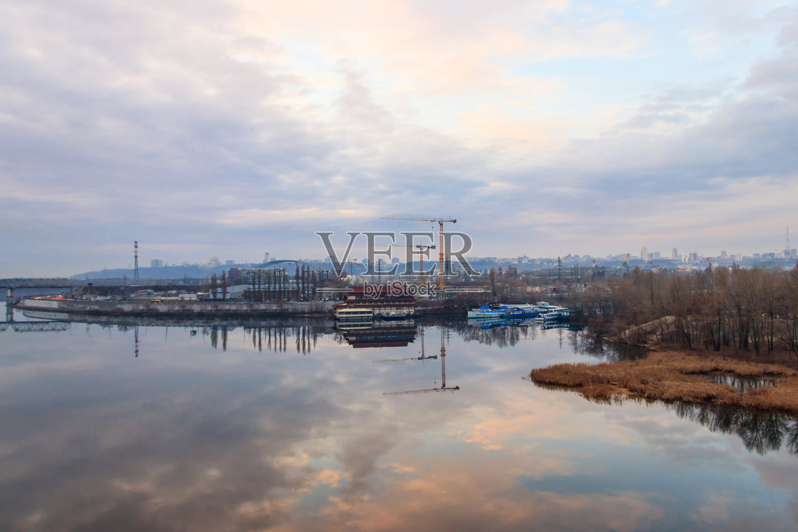 乌克兰基辅，第聂伯河和右岸的建筑起重机照片摄影图片