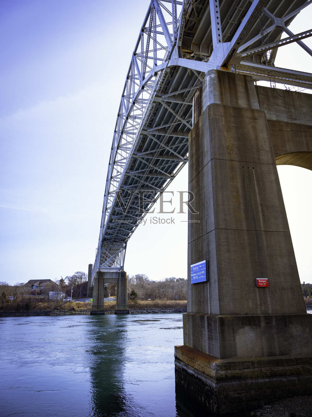 从萨加莫尔桥下面俯瞰科德角运河照片摄影图片