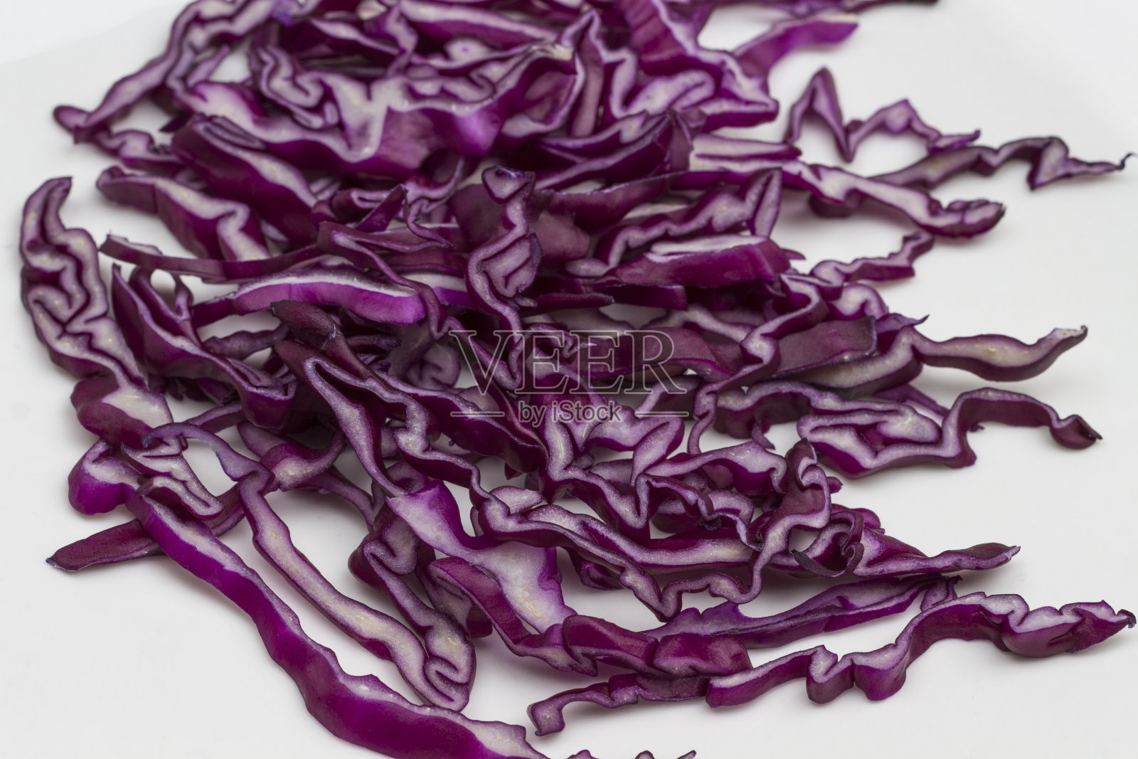 切成薄片的红卷心菜。自然的纹理。照片摄影图片