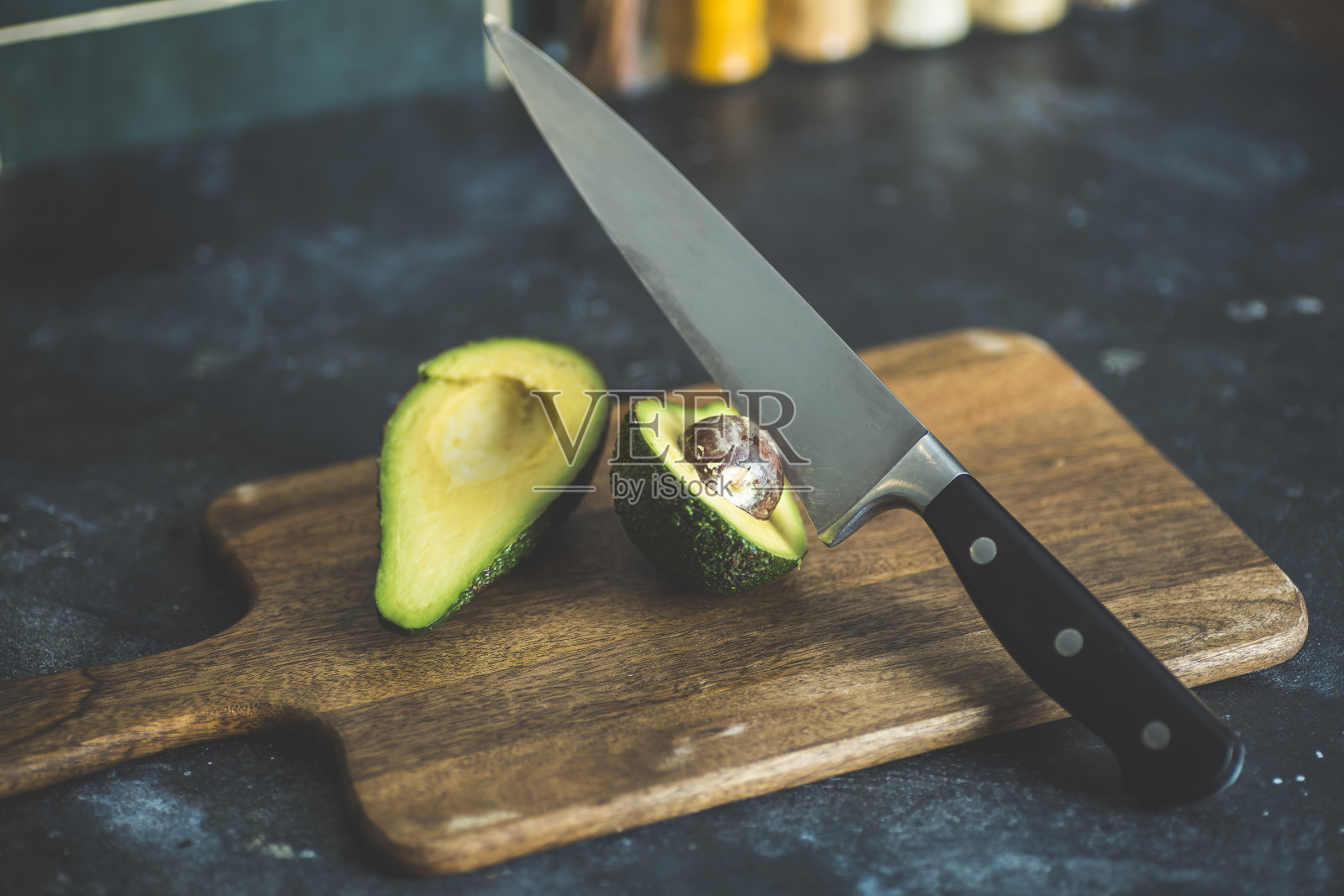 厨房桌子上有牛油果。烹饪和鳄梨冰沙在家庭厨房。维生素和健康饮食的概念照片摄影图片