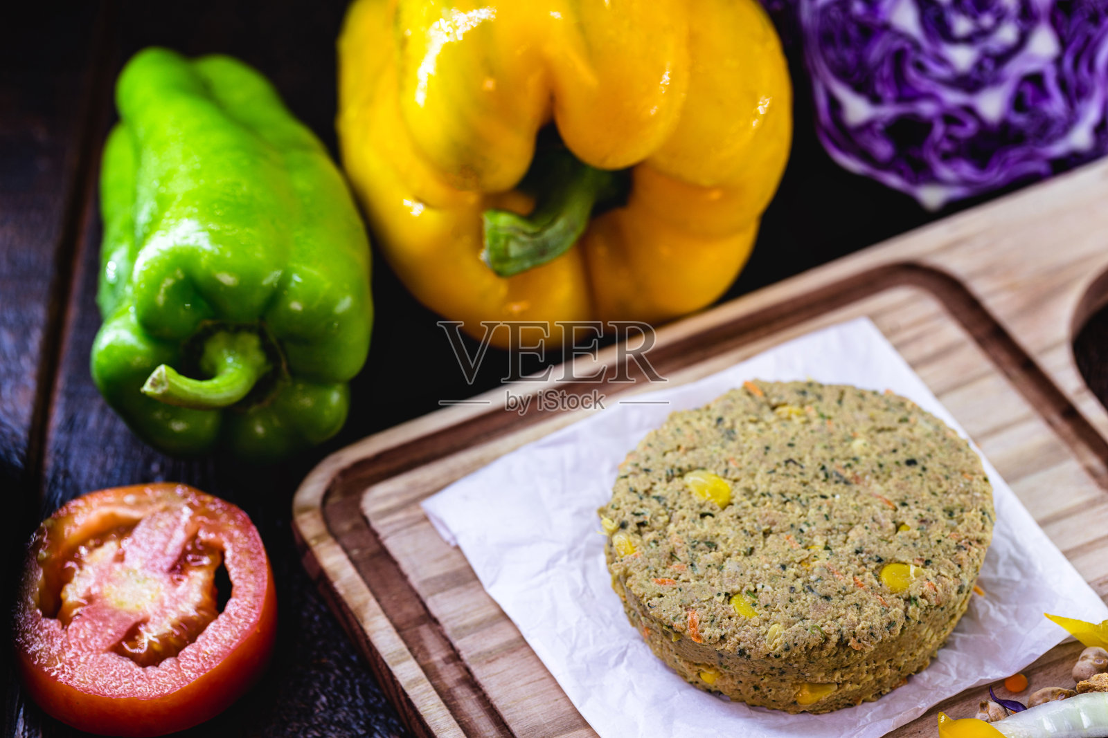 素食甜点或零食。无肉汉堡以各种蔬菜、种子和蛋白质为基础，如大豆、鹰嘴豆、番茄、洋葱、红卷心菜、辣椒等。素食主义者的生活。照片摄影图片