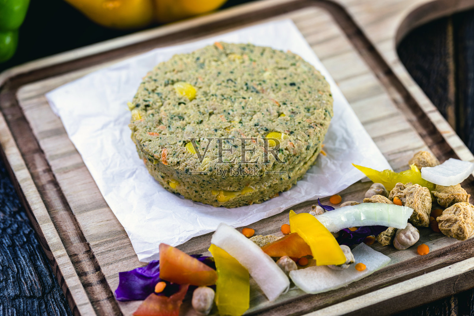 素食甜点或零食。无肉汉堡以各种蔬菜、种子和蛋白质为基础，如大豆、鹰嘴豆、番茄、洋葱、红卷心菜、辣椒等。素食主义者的生活。照片摄影图片