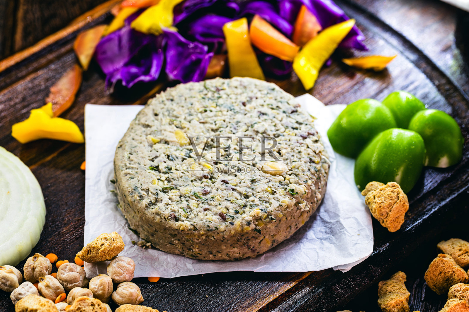 素食甜点或零食。无肉汉堡以各种蔬菜、种子和蛋白质为基础，如大豆、鹰嘴豆、番茄、洋葱、红卷心菜、辣椒等。素食主义者的生活。照片摄影图片