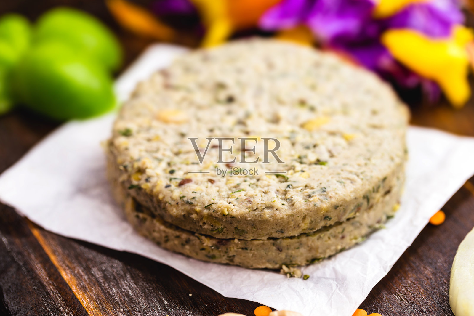 素食汉堡以各种蔬菜和各种大豆或鹰嘴豆为基础，没有油炸，在一个质朴的木制背景下。健康素食和素食食品的概念。照片摄影图片