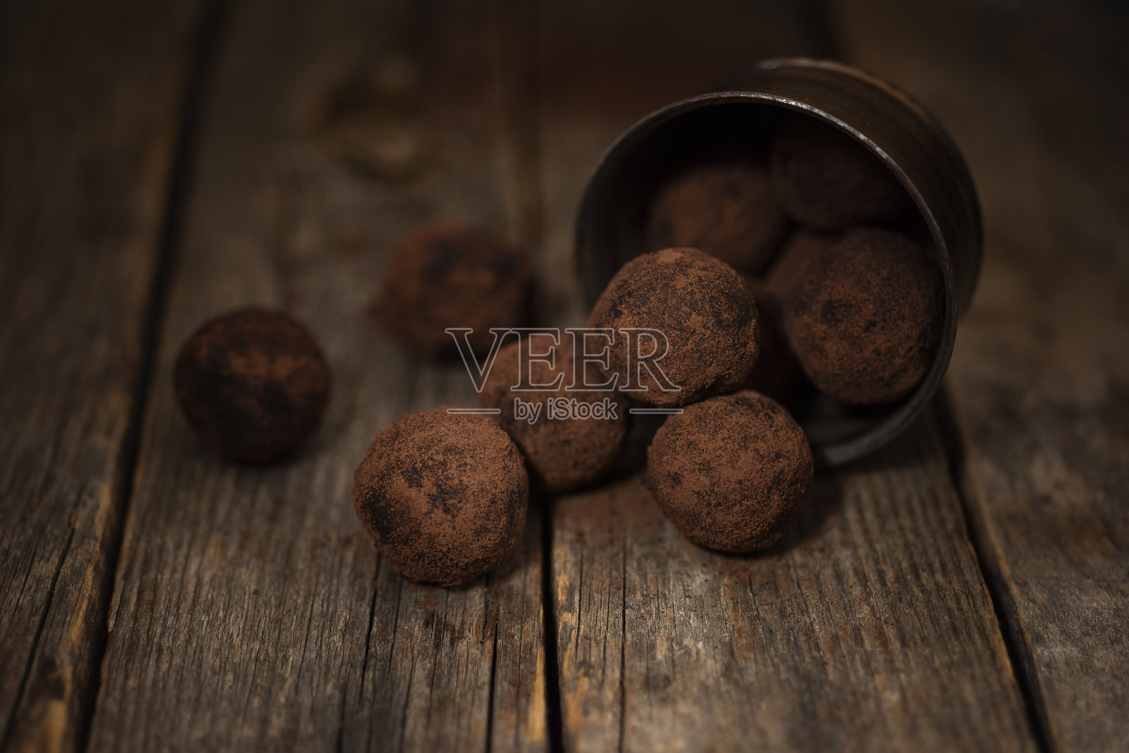 旧木桌上放着生可可糖照片摄影图片