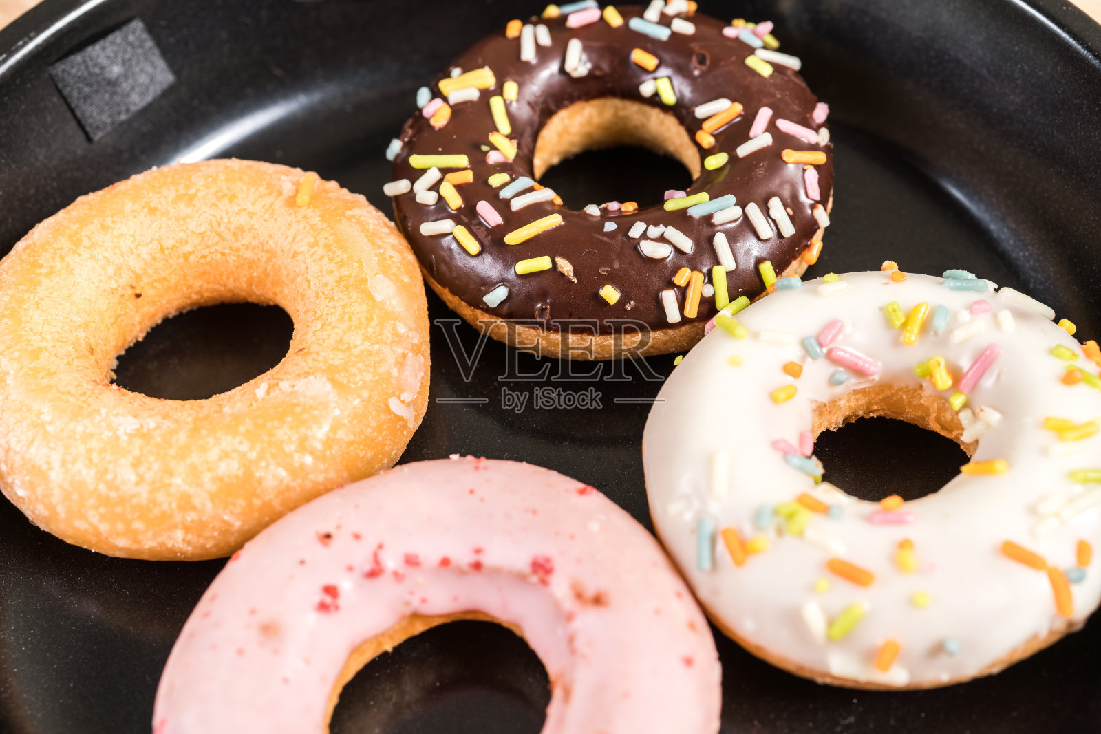 甜甜圈和饮料和铁煎锅木桌背景顶视图复制空间格局照片摄影图片