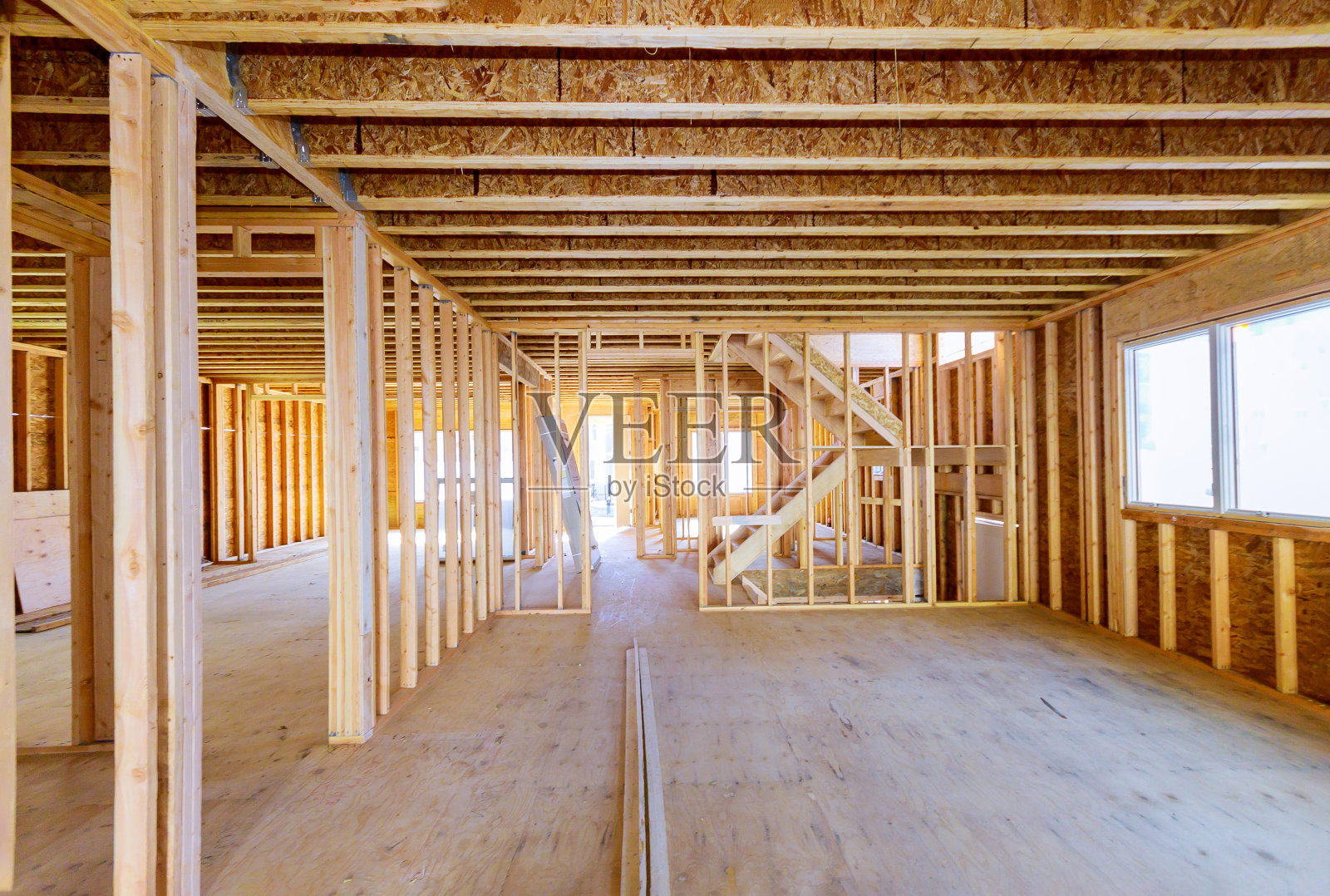 建筑结构，木材框架下的新房屋正在建设屋顶照片摄影图片