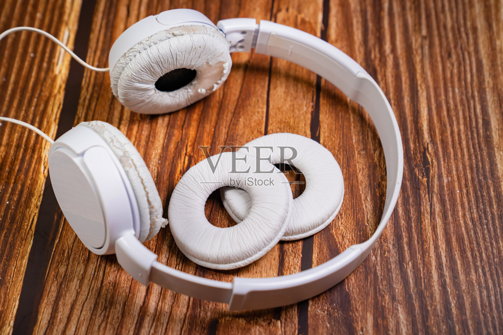 旧的白色耳塞上需要一个新的口琴照片摄影图片