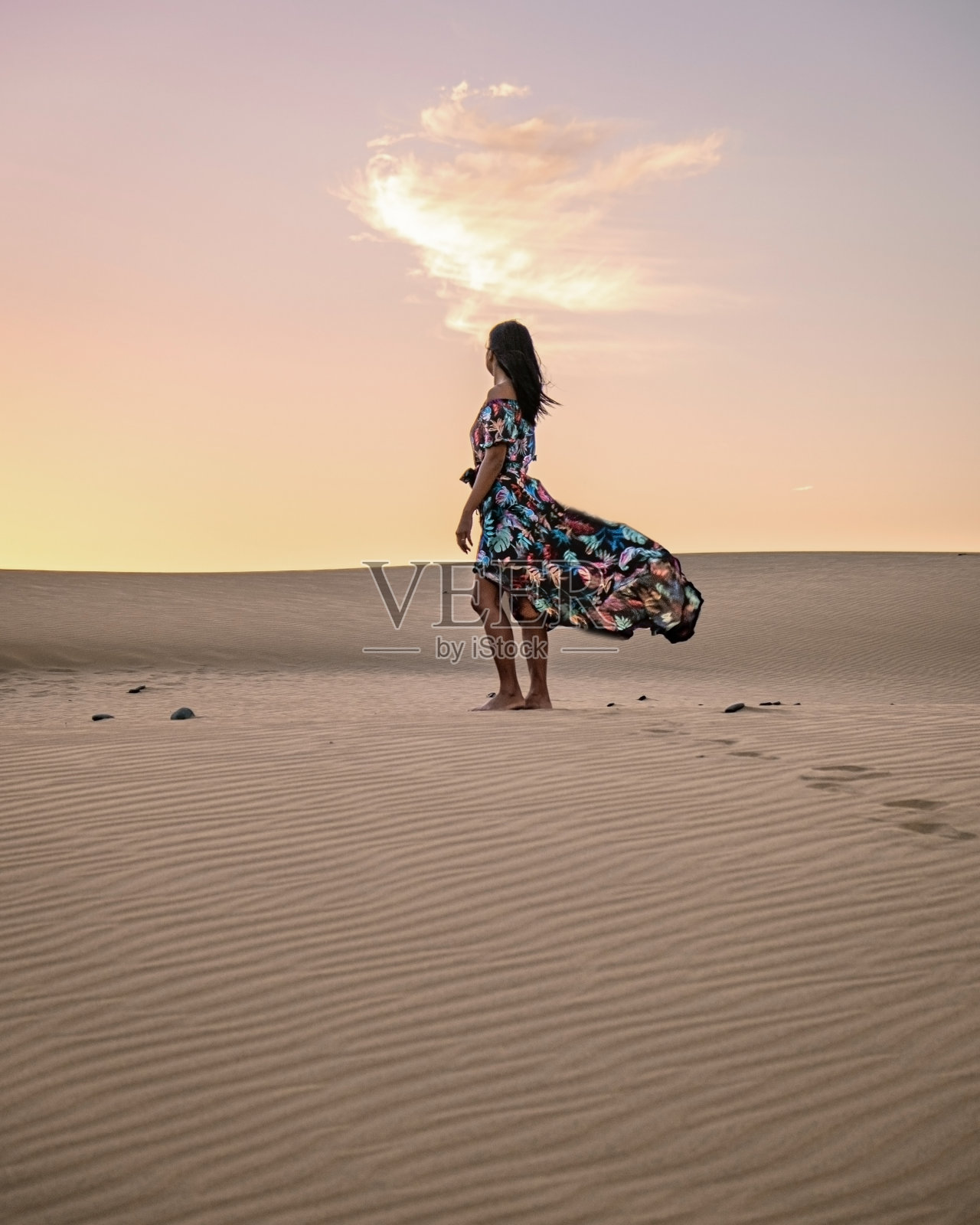 在西班牙大加那利岛马斯帕洛马斯海滩散步的女人，在马斯帕洛马斯沙漠沙丘上的女孩照片摄影图片