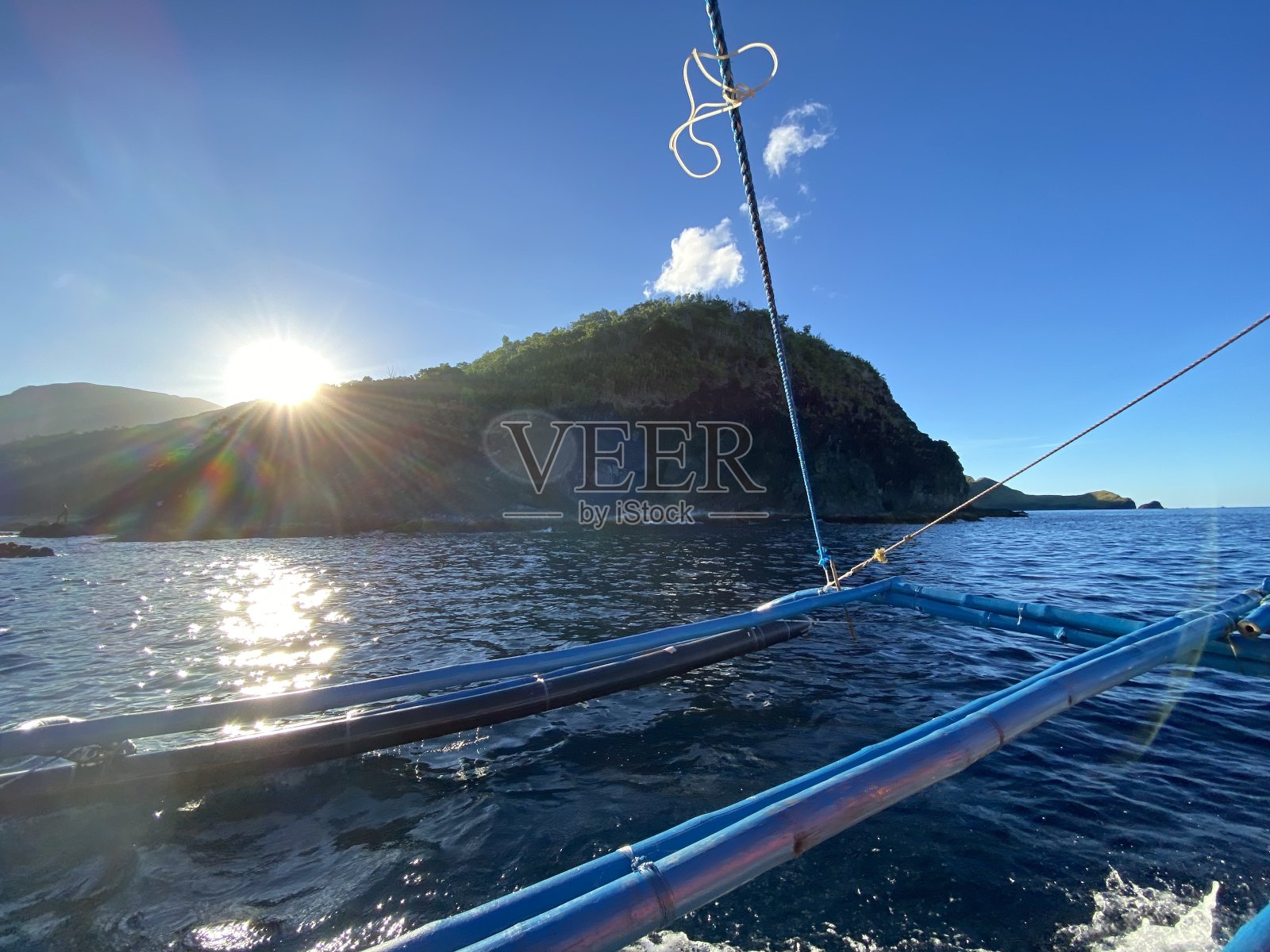 乘船到一个偏远的海湾照片摄影图片