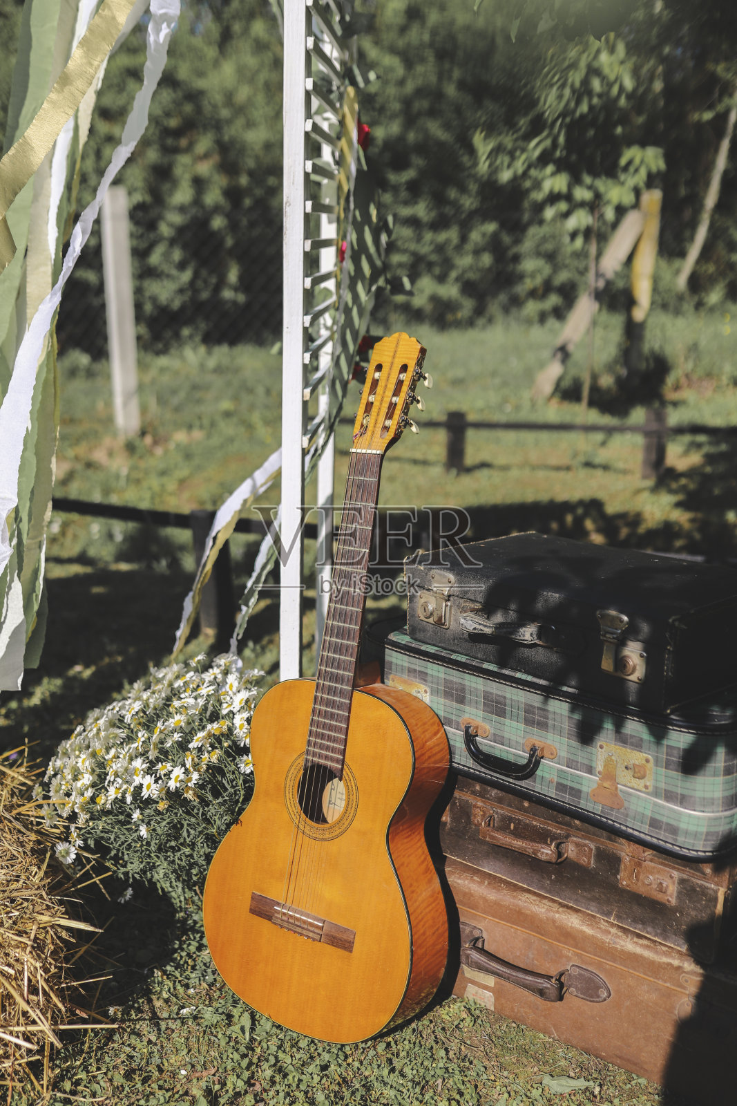 吉他和复古行李箱照片摄影图片