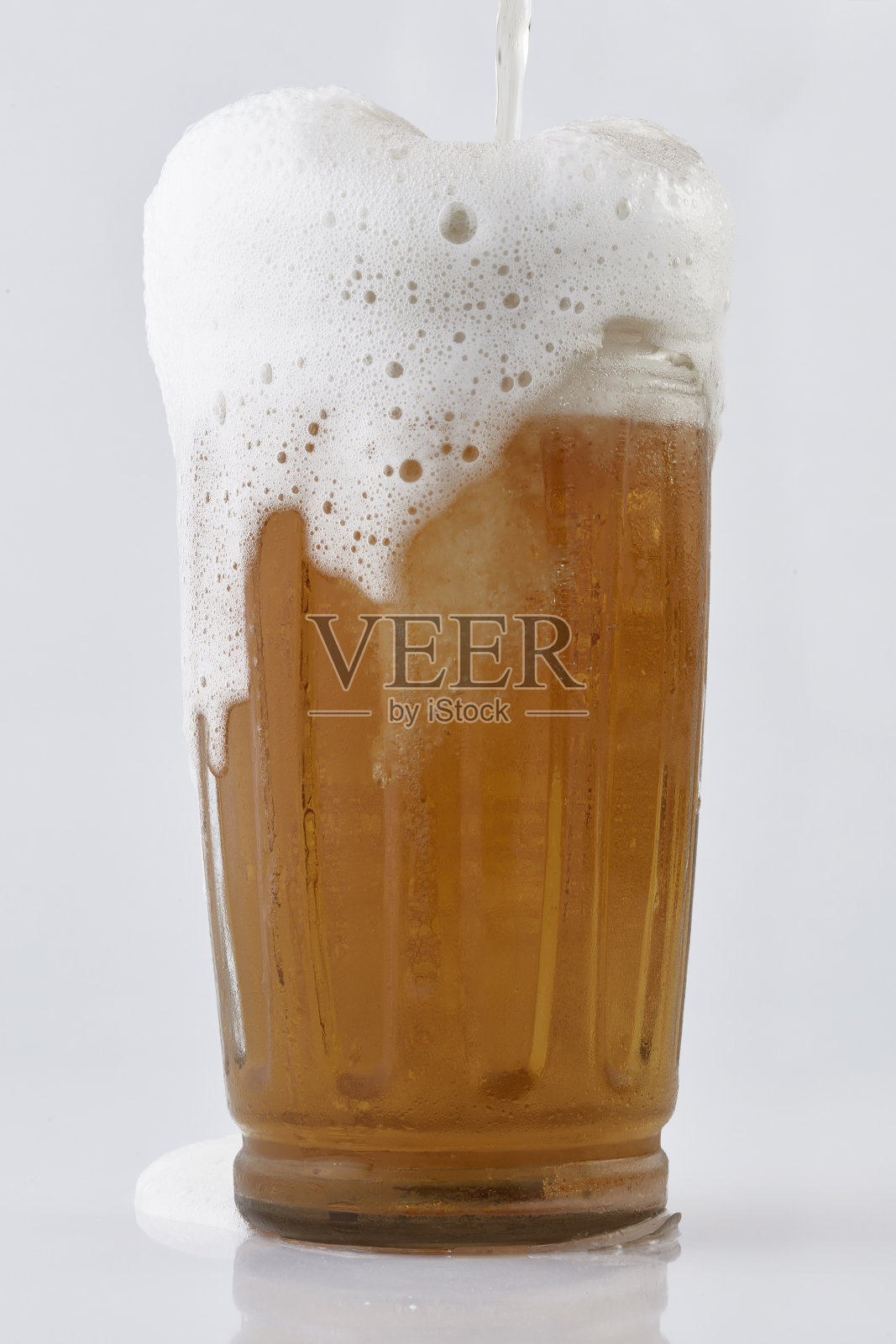一杯冷凝的冰啤酒照片摄影图片