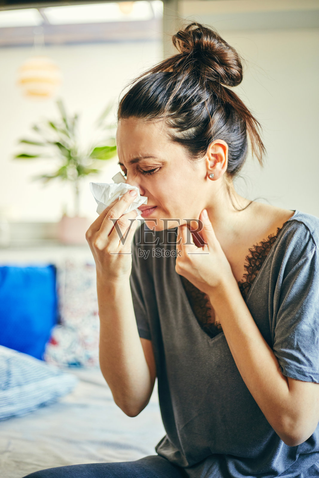 躺在床上发高烧的生病女人照片摄影图片