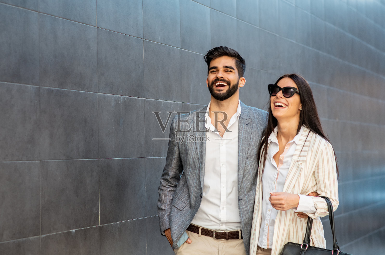 商务人士散步，享受他们的时间。照片摄影图片