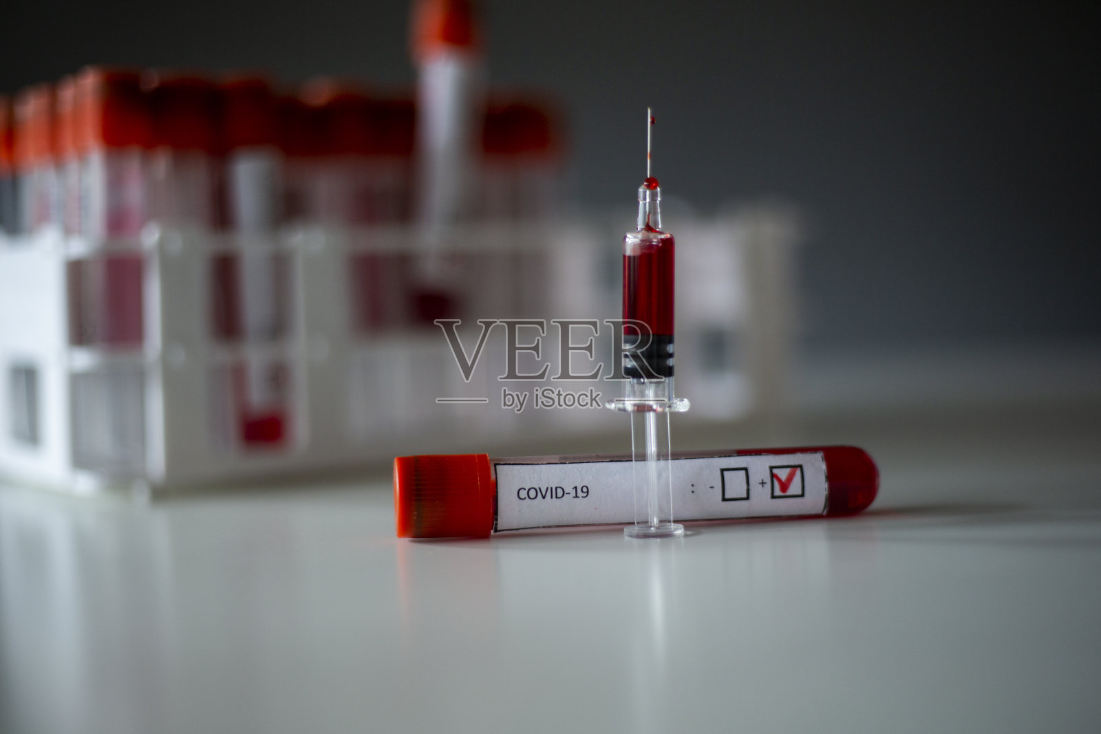 COVID-19血样管阳性照片摄影图片