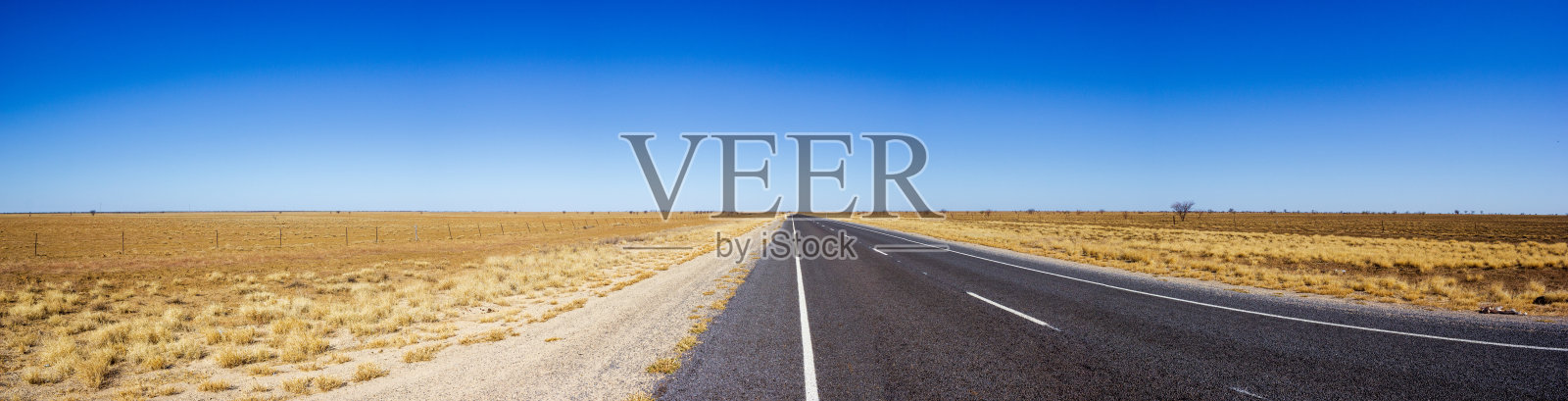 在弗林德斯高速公路上的澳大利亚沙漠直路全景图，澳大利亚昆斯兰照片摄影图片