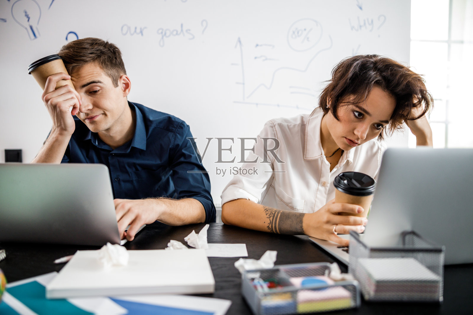 看着笔记本电脑屏幕的疲惫的年轻员工照片摄影图片