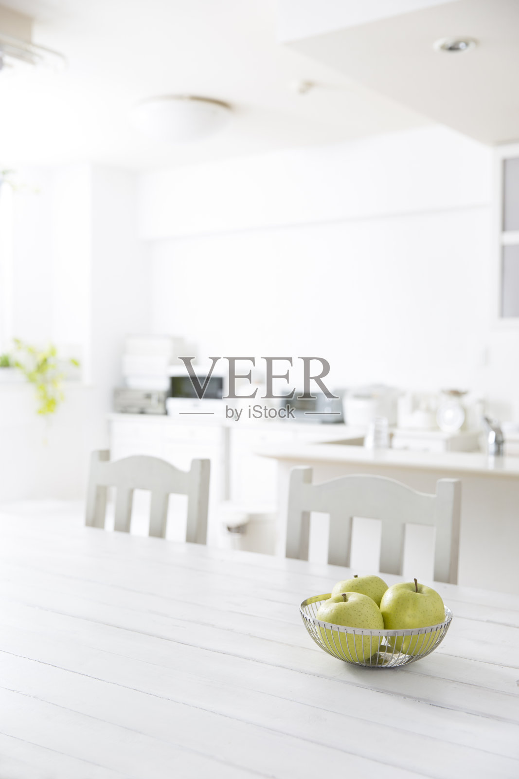 厨房里有个绿苹果照片摄影图片