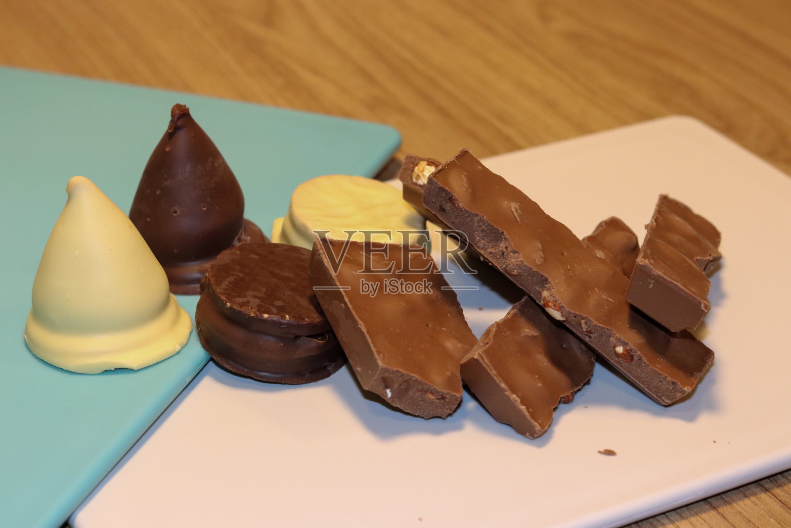 不同种类的巧克力和法式糖果。照片摄影图片