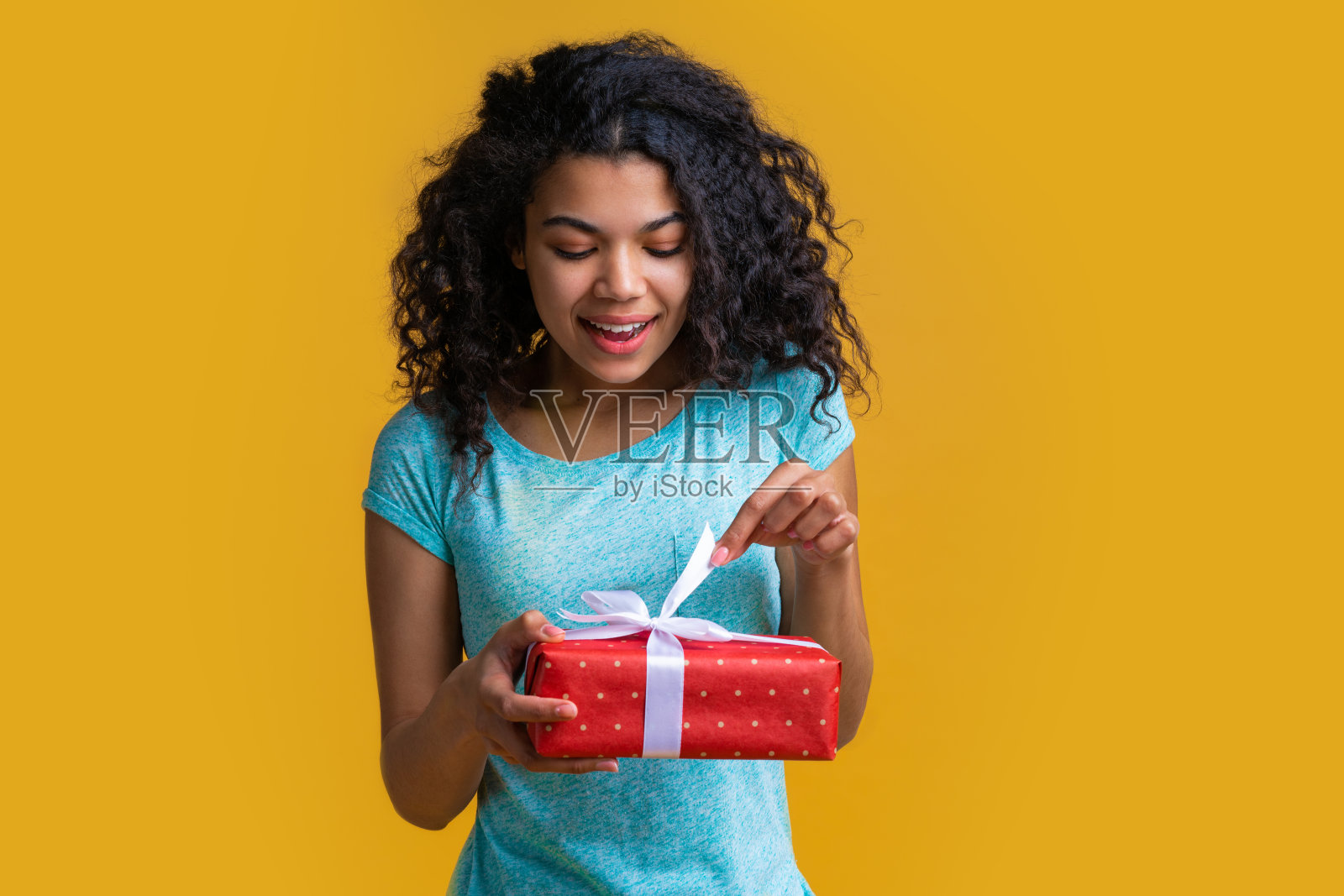 漂亮的年轻非洲裔美国女人手里拿着礼盒照片摄影图片