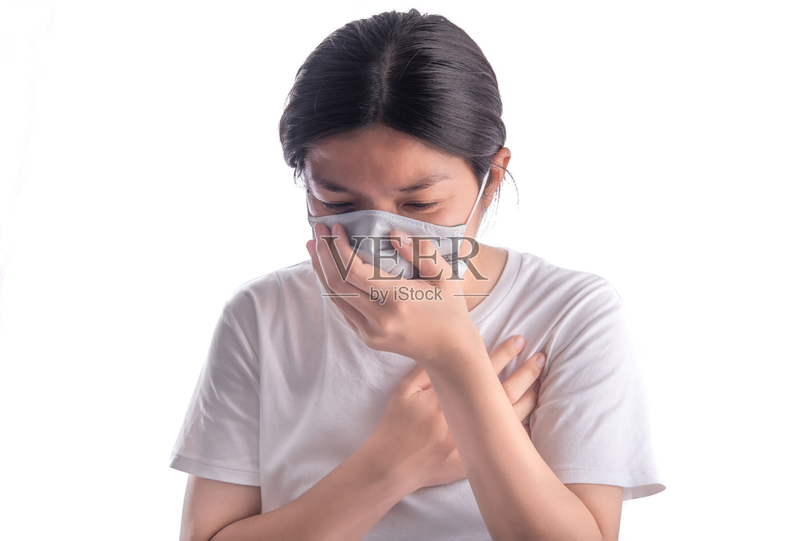 戴着防护口罩，感到不适、咳嗽和打喷嚏的女人（白色背景）照片摄影图片