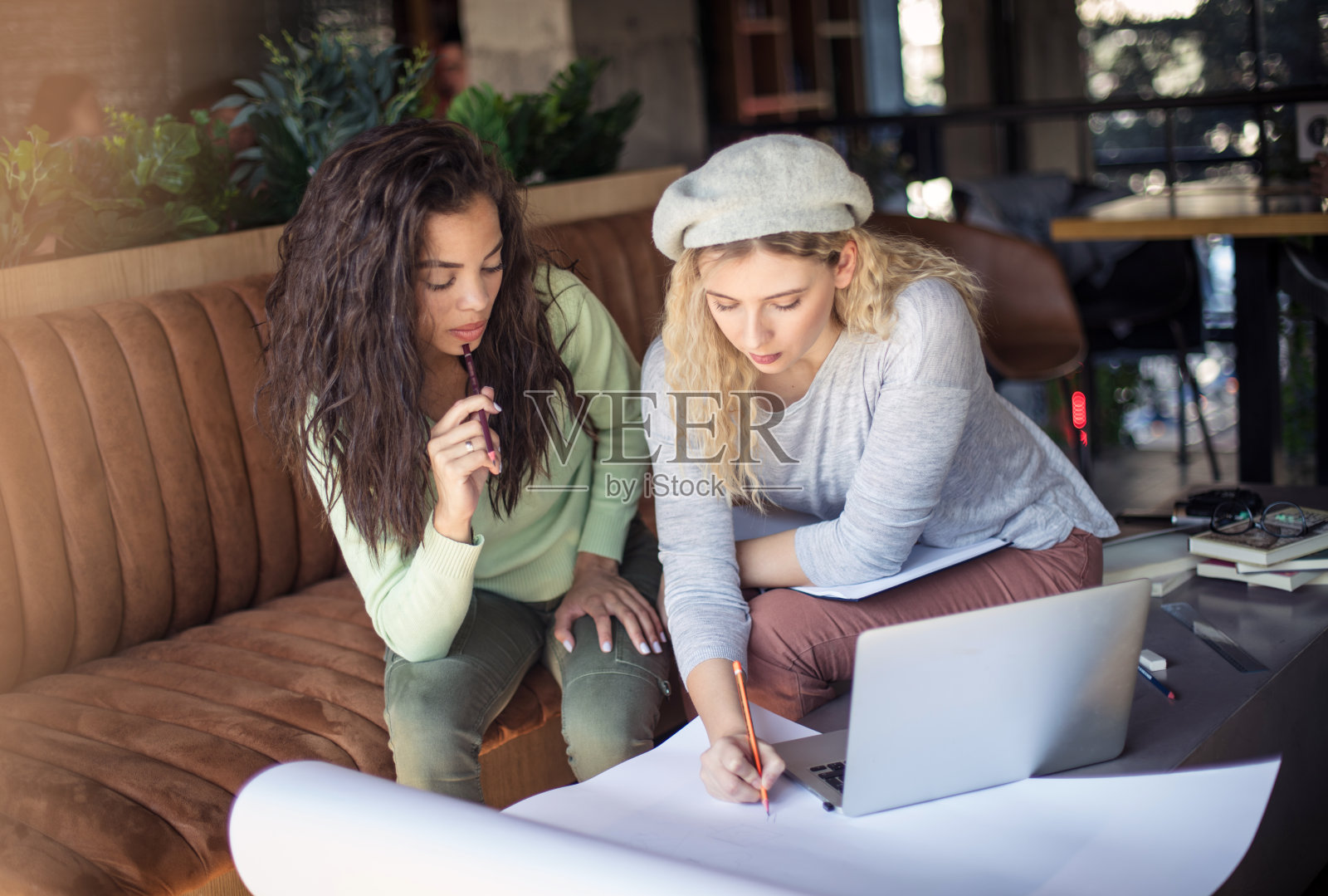 朋友是帮助你的。照片摄影图片