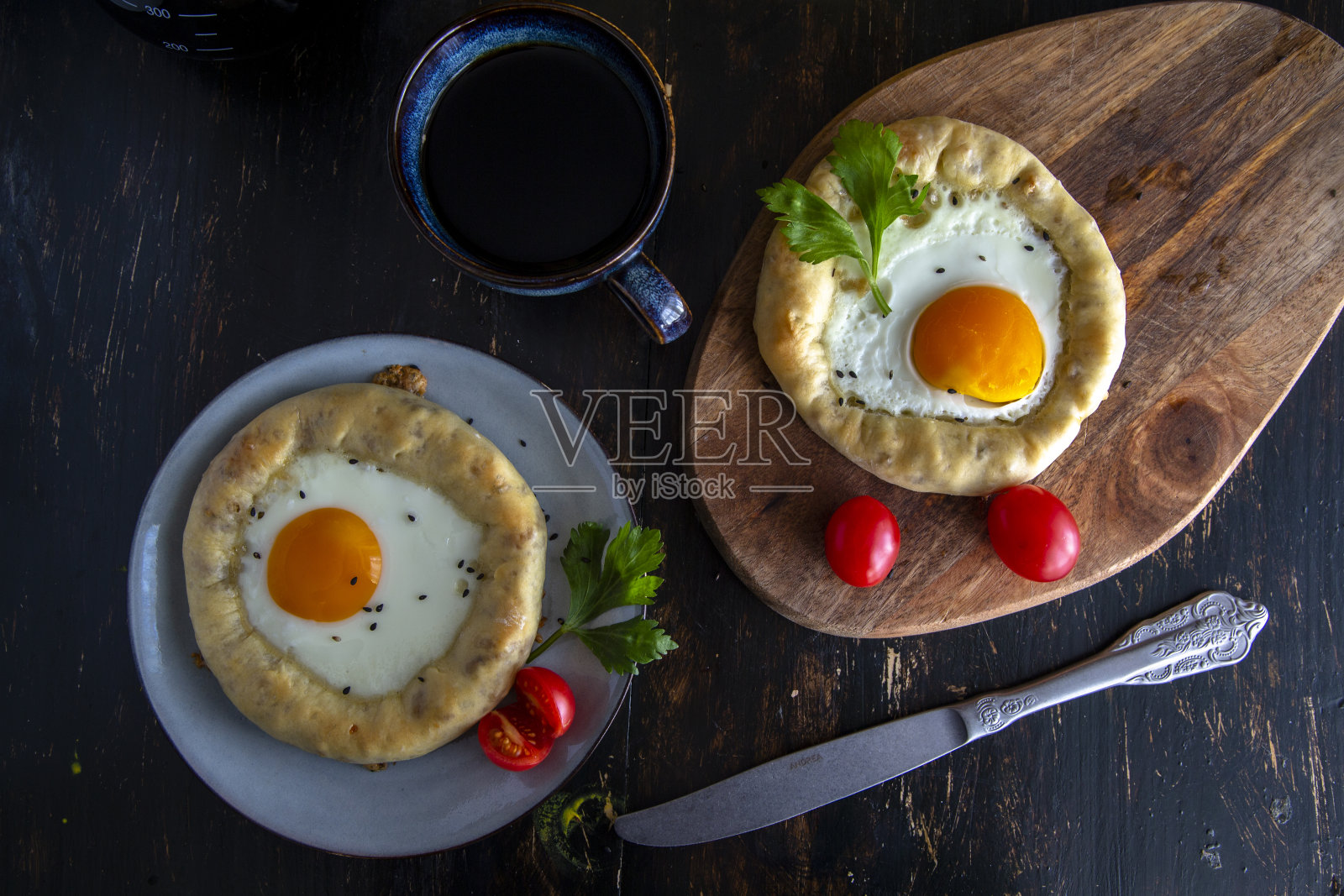 自制早餐:咸味蛋迷你披萨照片摄影图片