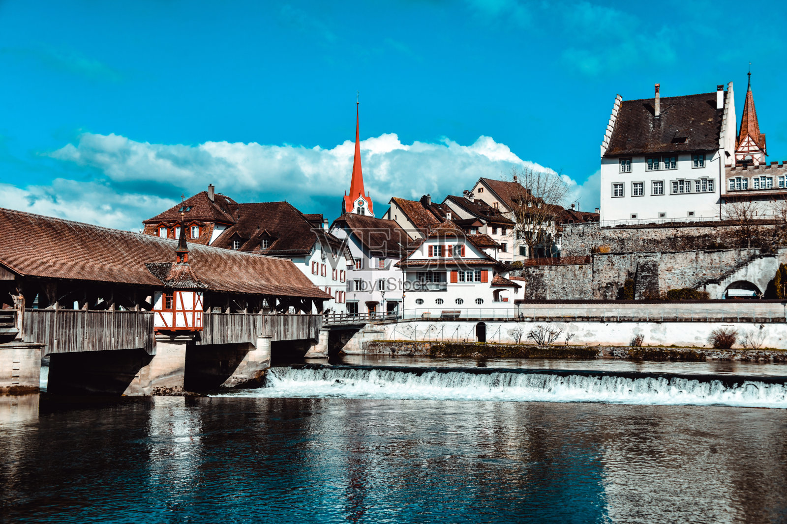 瑞士Bremgarten市的Reuss桥和河景照片摄影图片