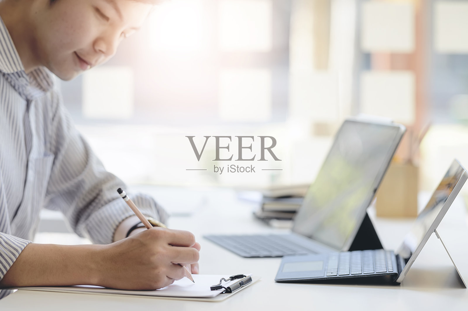 男性的手在办公室做笔记的特写。照片摄影图片