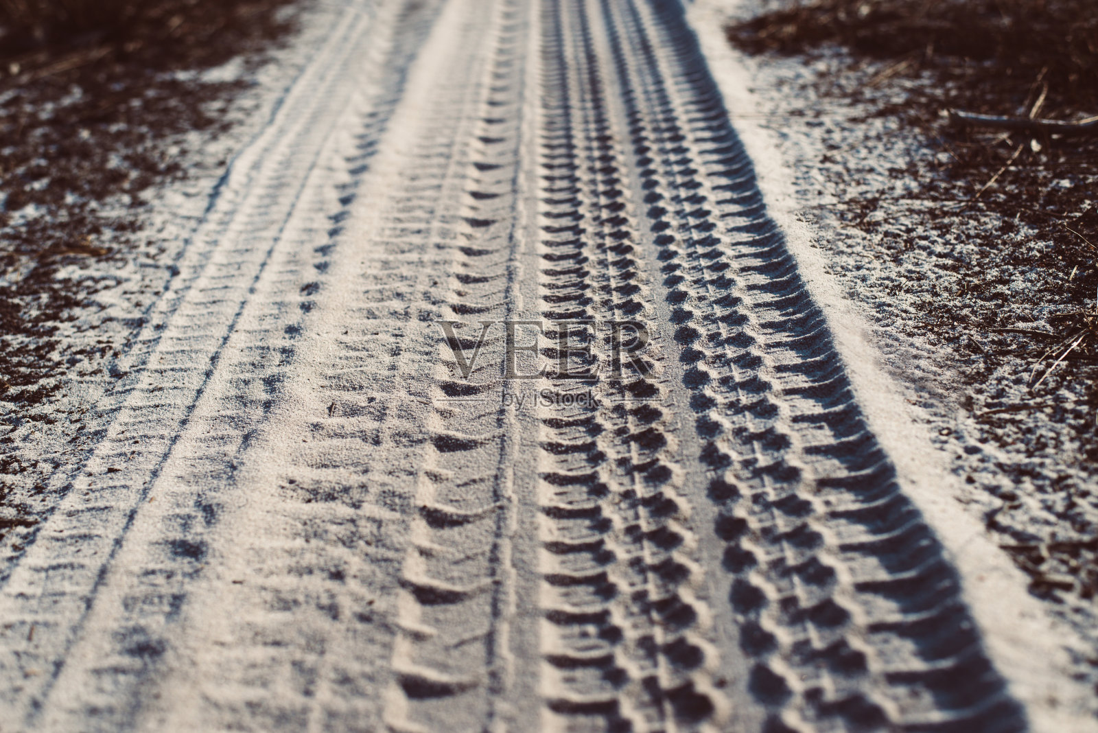 轮胎在室外的泥沙或泥土上行驶，非公路轨道，特写照片摄影图片