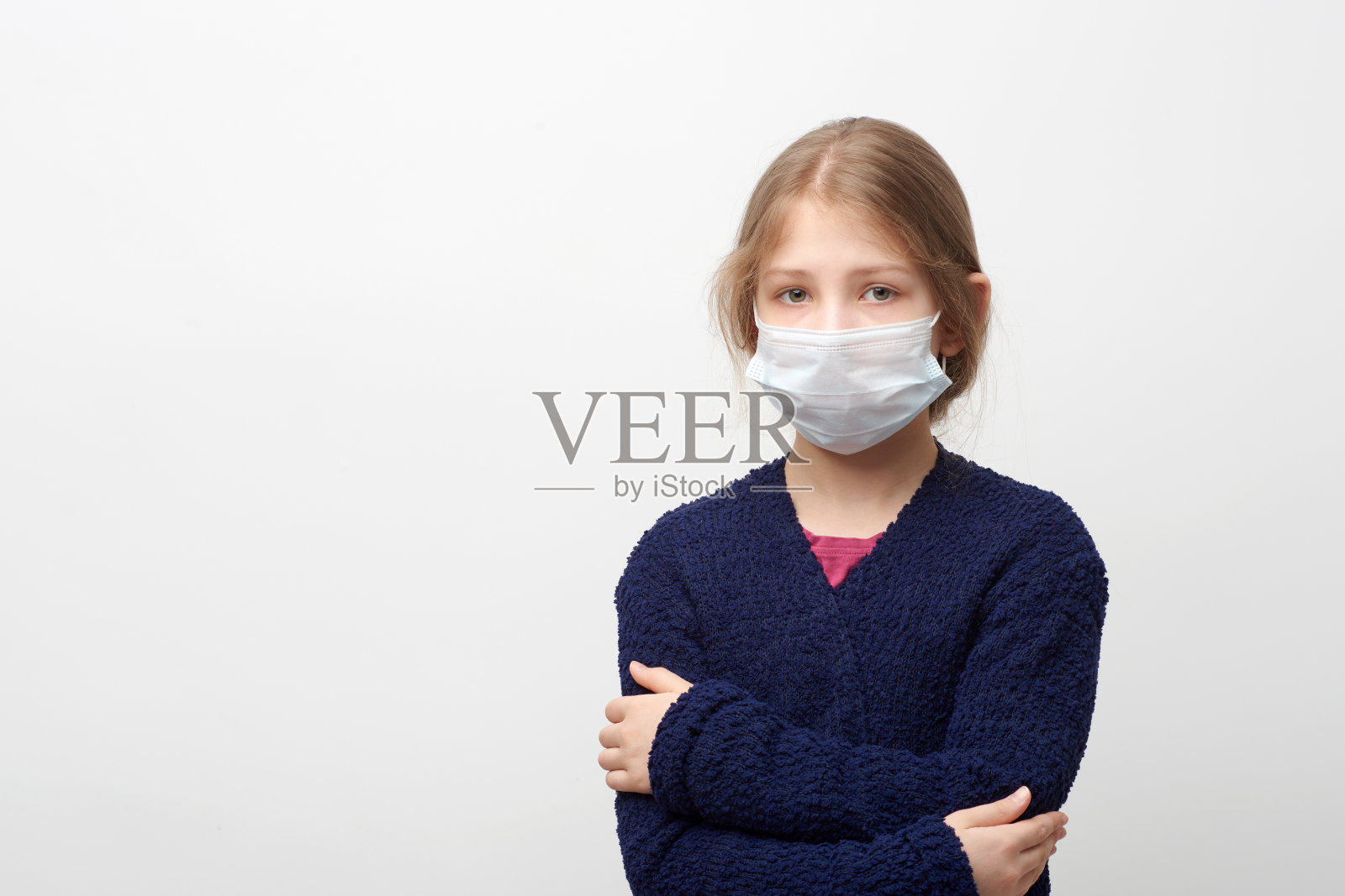 年轻的女孩戴着口罩照片摄影图片