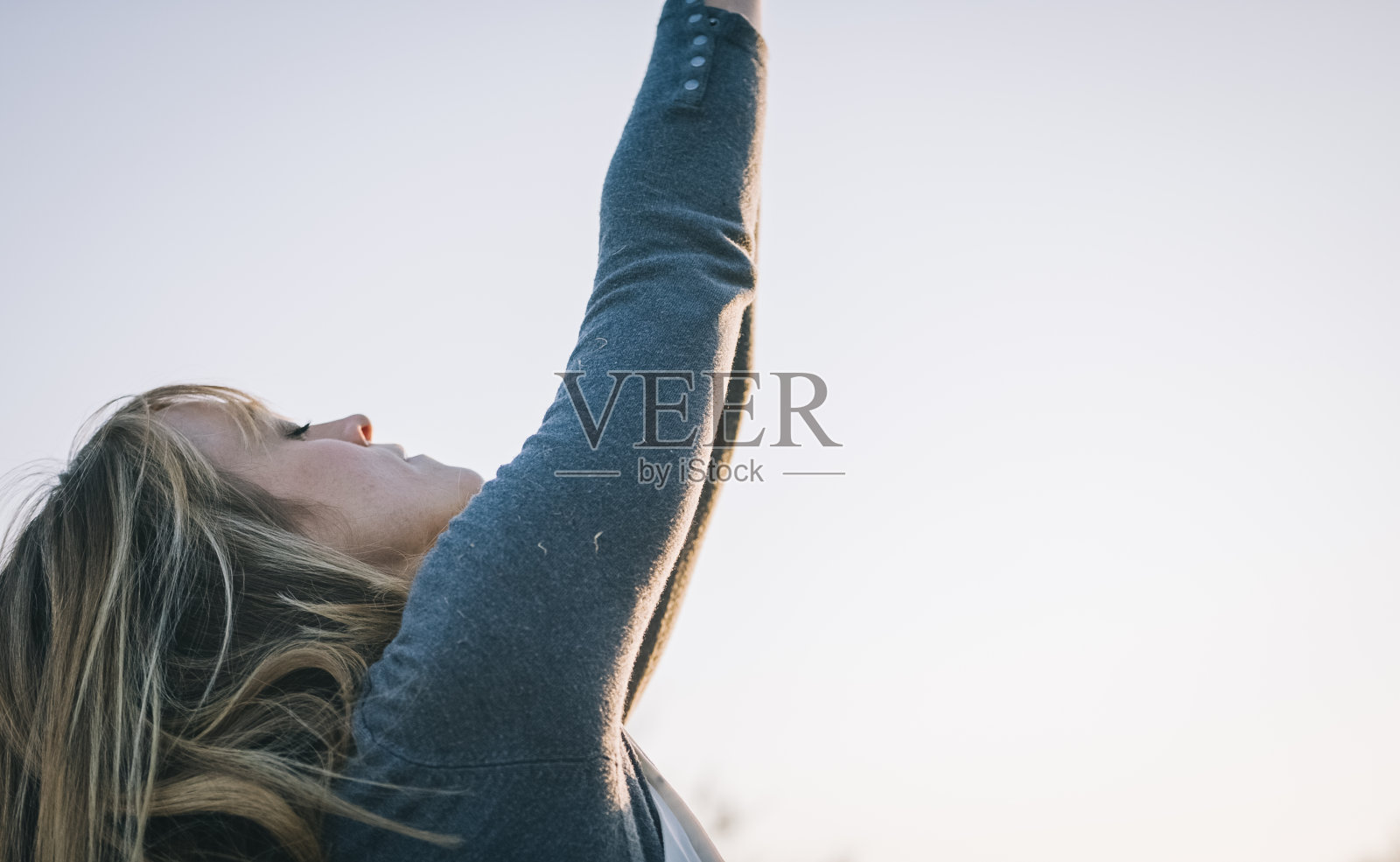 女舞者在草地上表演舞蹈动作照片摄影图片