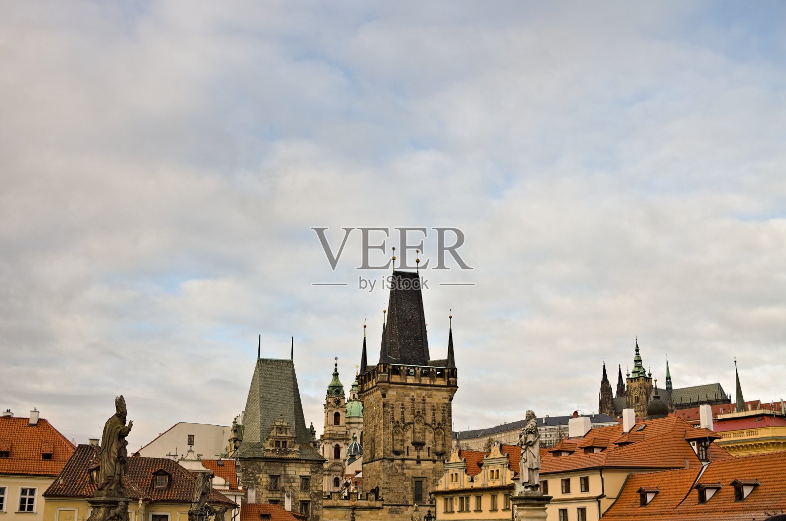 小城市桥塔和查尔斯桥上的雕像(布拉格，捷克共和国，欧洲)照片摄影图片