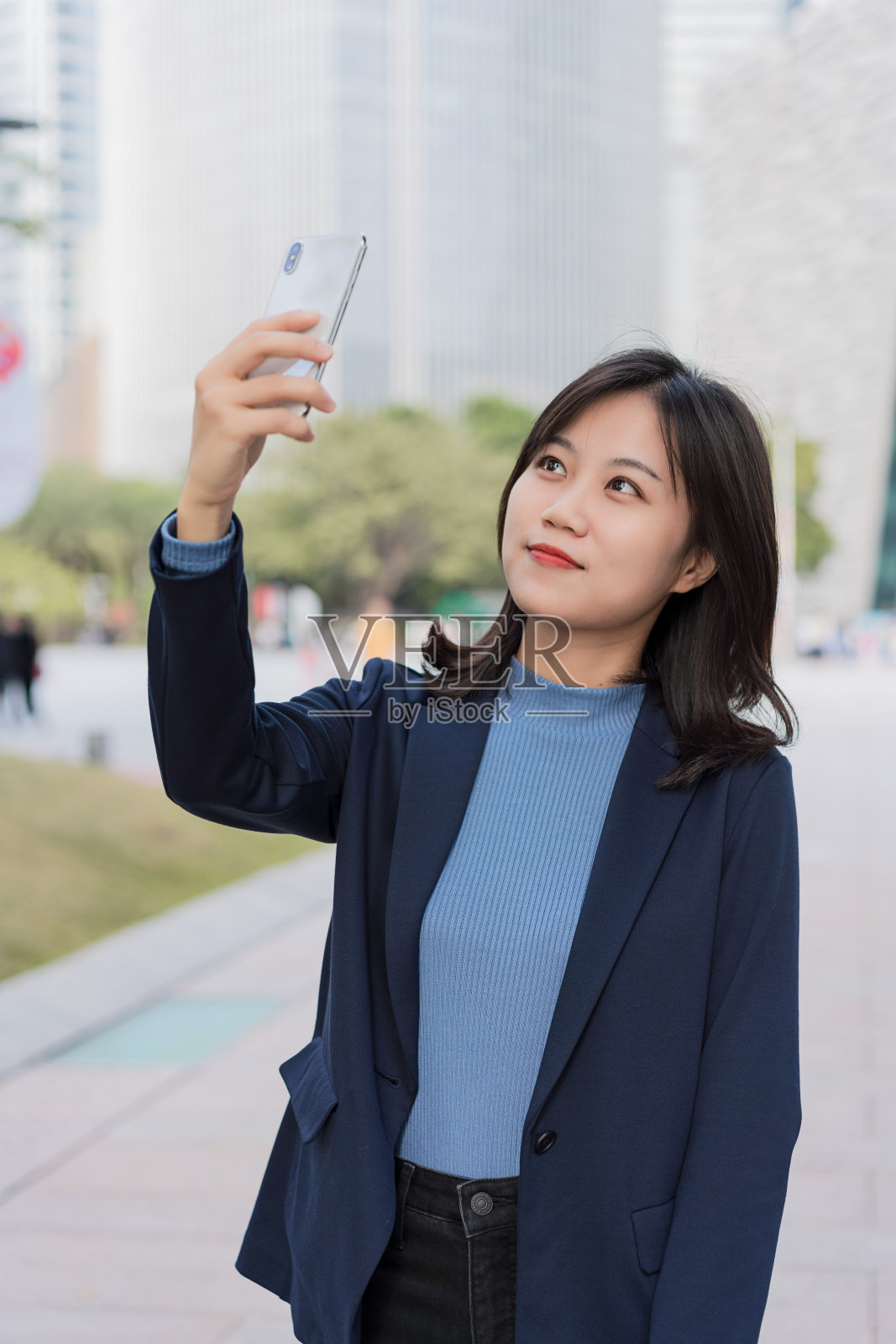 对着镜头微笑的年轻女商人们照片摄影图片