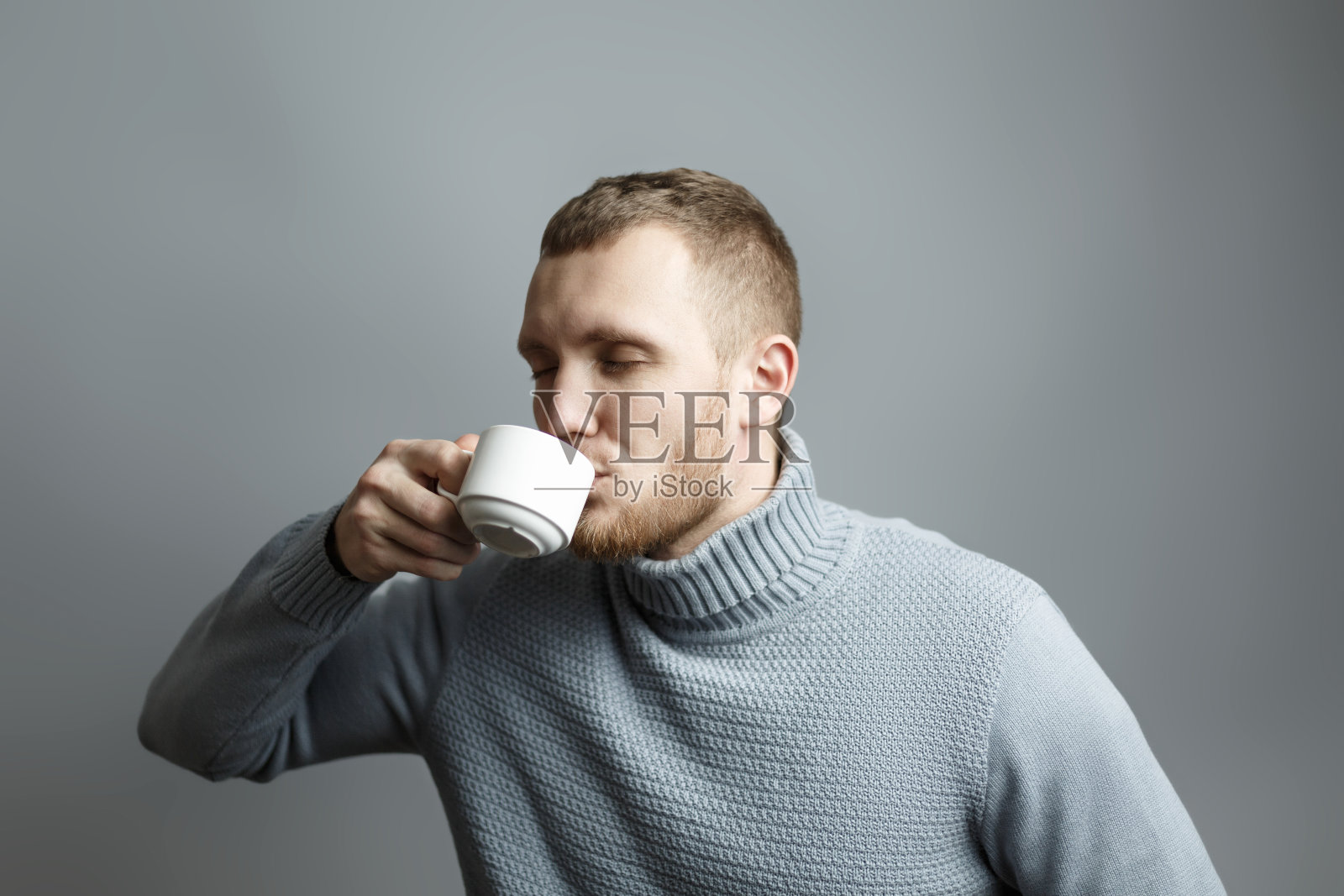 穿毛衣喝浓缩咖啡的男人照片摄影图片