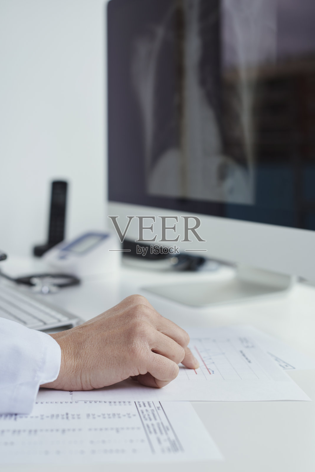 一位医生正在检查胸片照片摄影图片