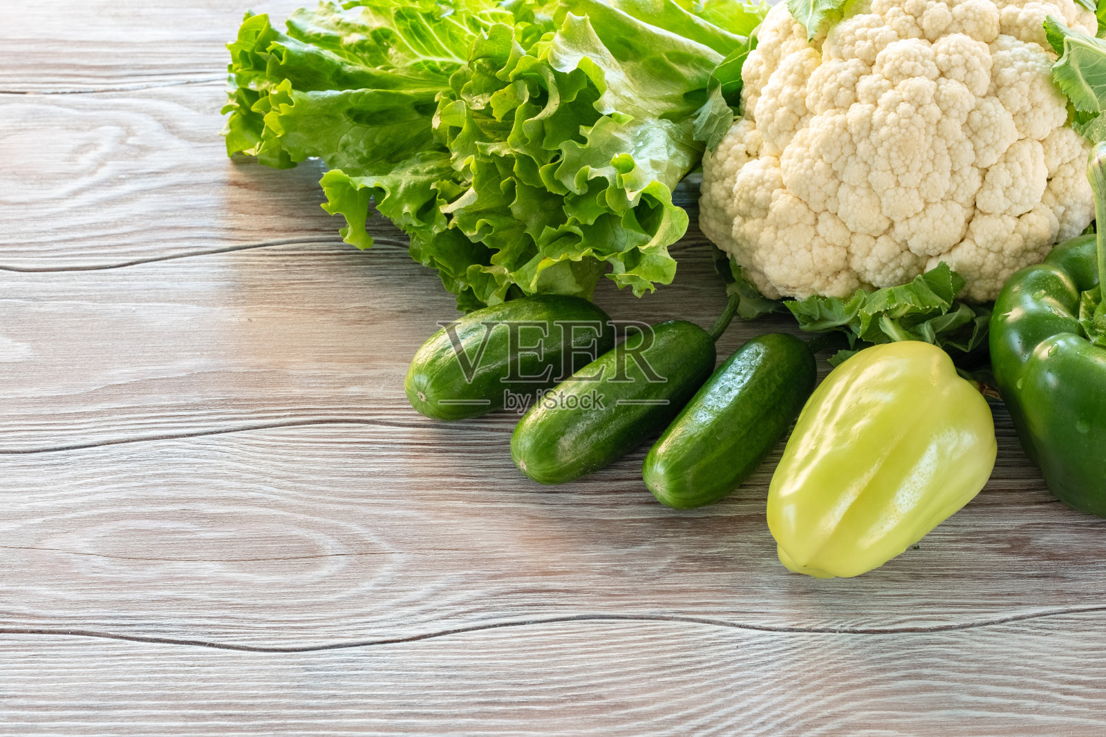 木桌上放着新鲜多汁的绿色蔬菜照片摄影图片