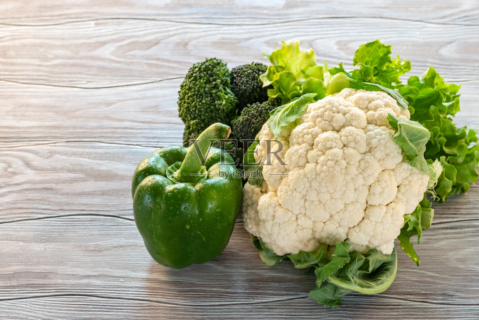 木桌上放着新鲜多汁的绿色蔬菜照片摄影图片