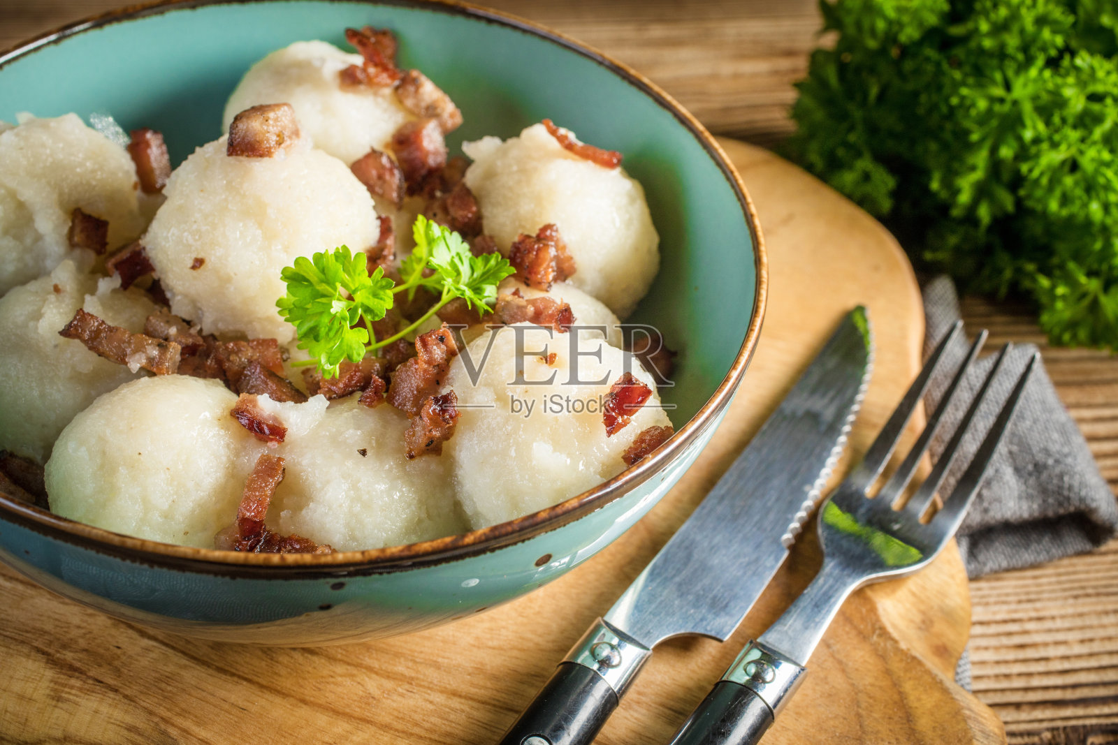 肉馅土豆泥饺子。照片摄影图片