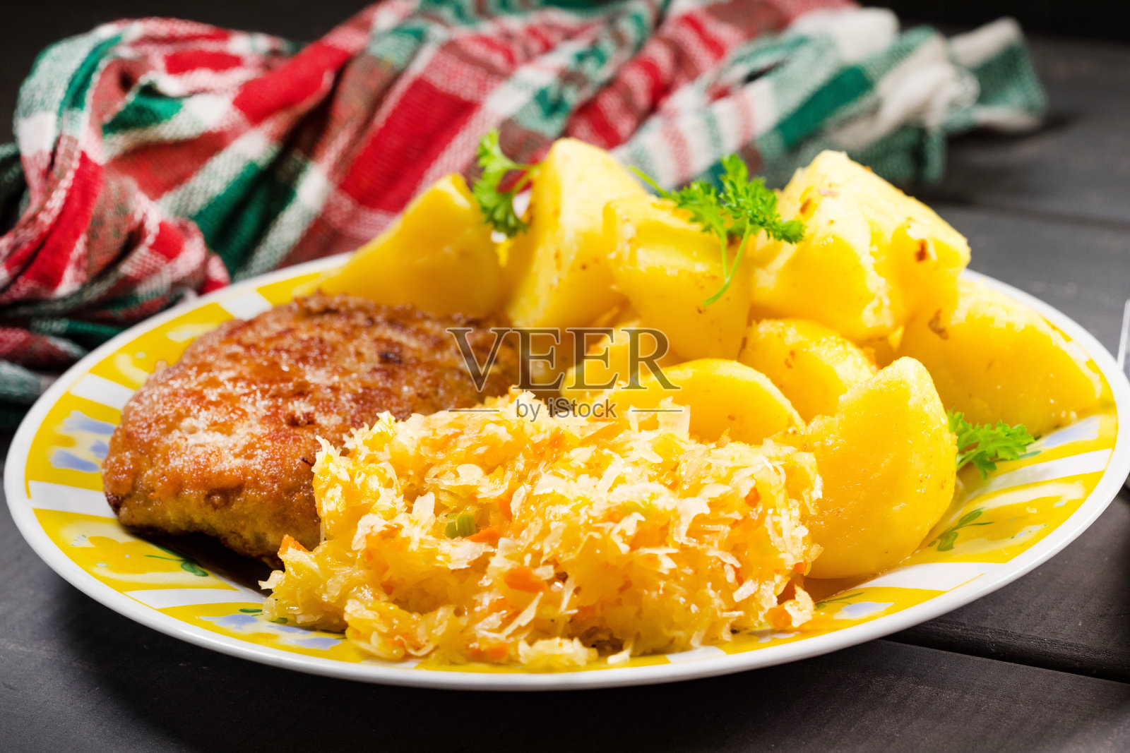 剁碎的猪排配土豆和酸菜沙拉。照片摄影图片