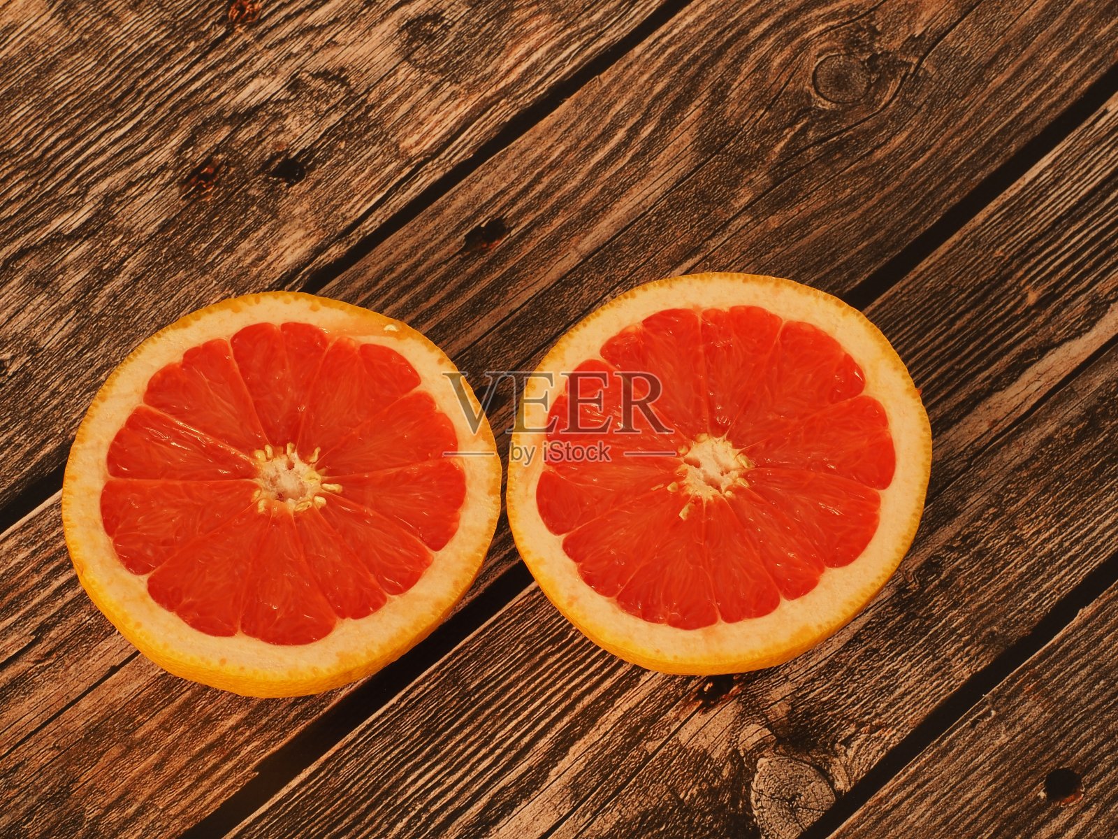 木质背景上的成熟多汁的葡萄柚照片摄影图片