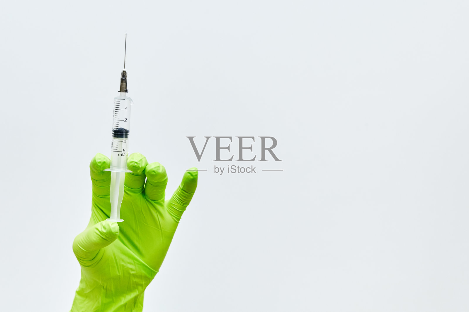 手在一个医疗手套持有注射器照片摄影图片