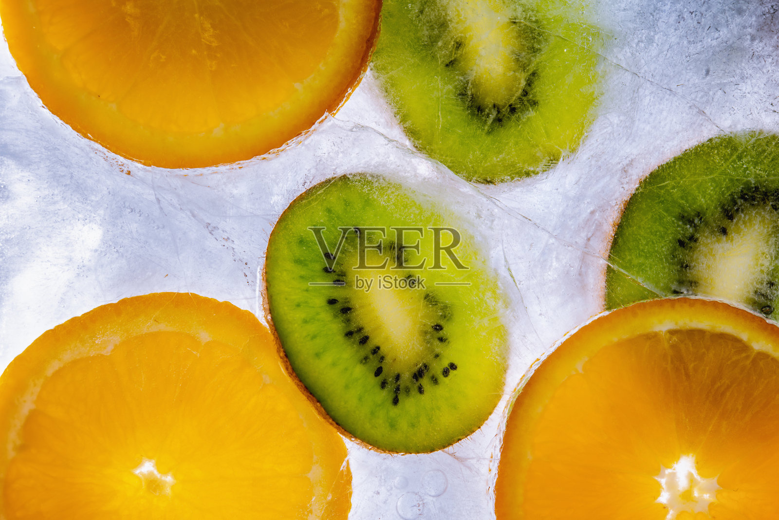 猕猴桃和橘子加冰照片摄影图片