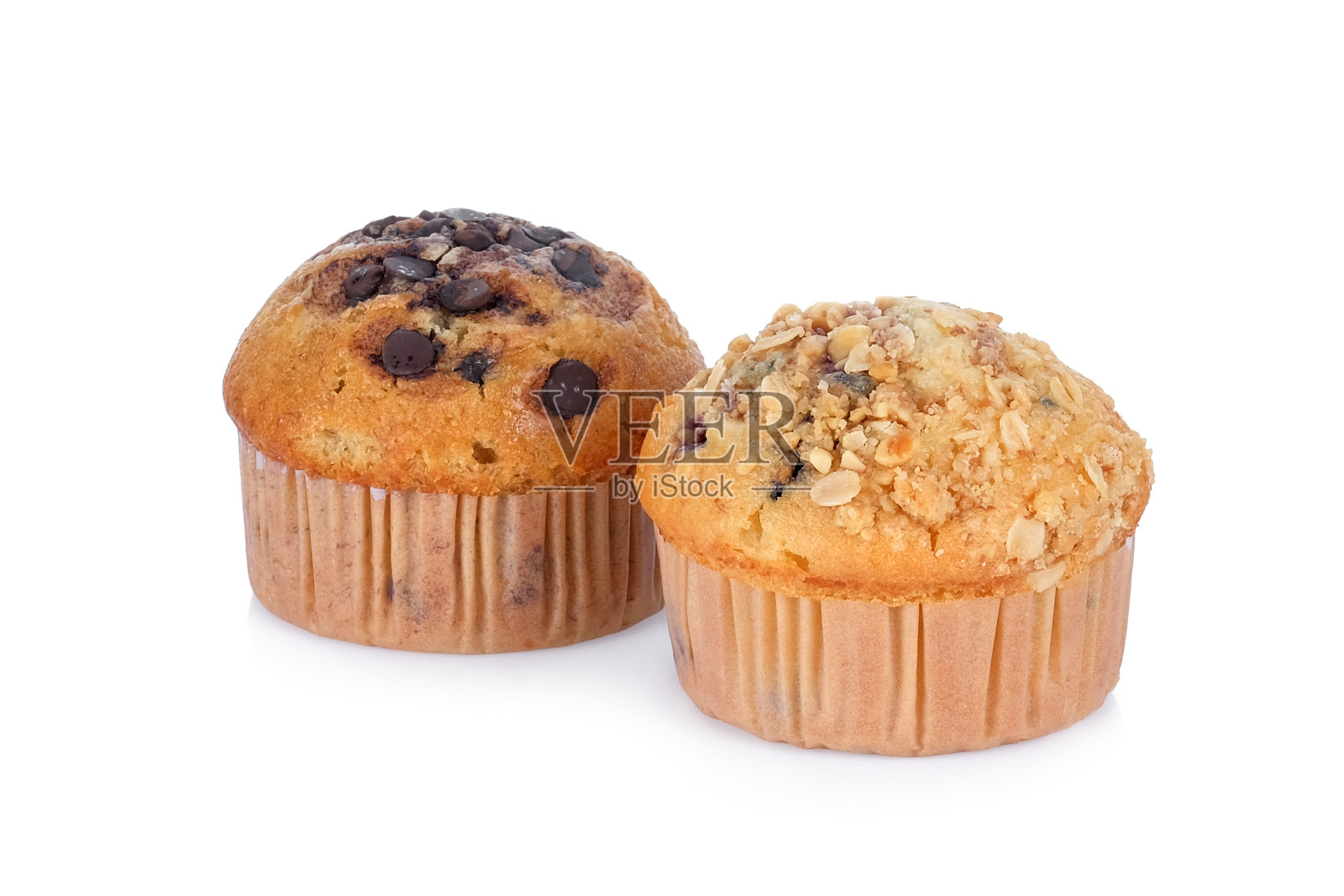 白色背景上的巧克力松饼照片摄影图片