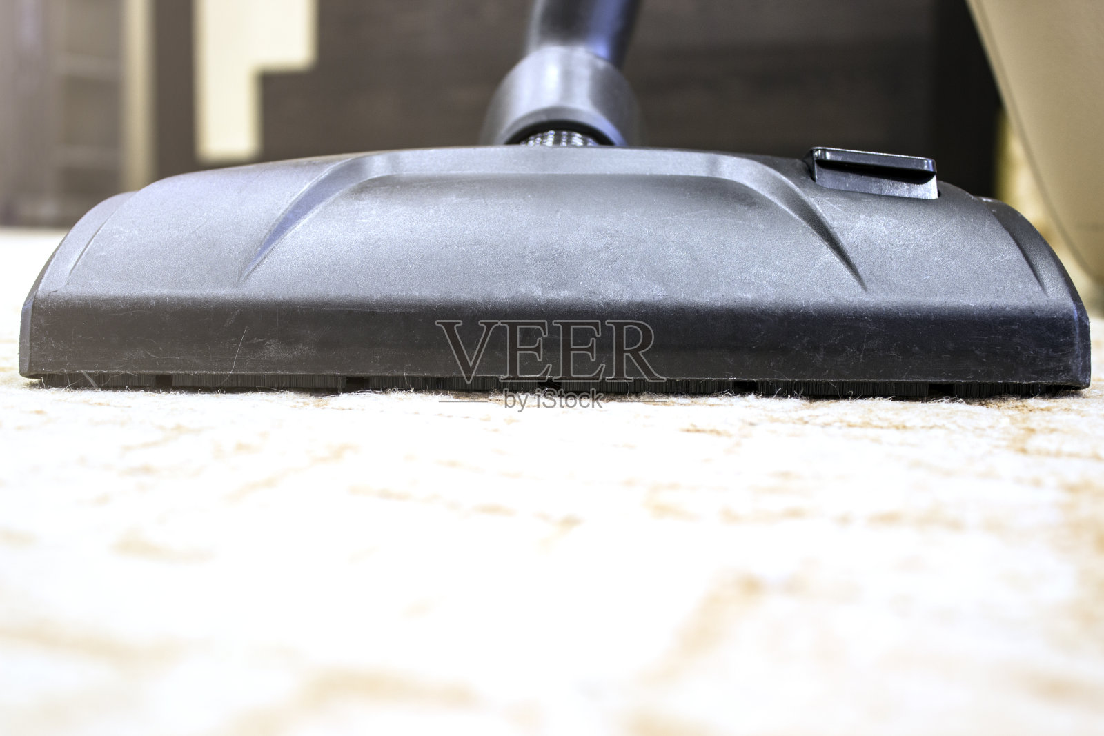 吸尘器在地毯上刷近。整理。照片摄影图片