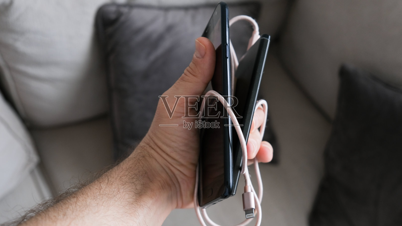 用Powerbank给手机和平板电脑充电照片摄影图片